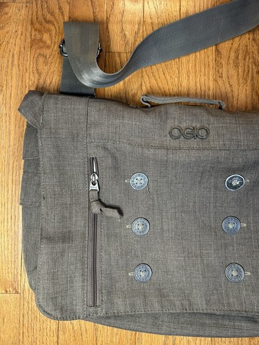 Ogio Midtown Messenger Over Shoulder Laptop Bag Black Button Detail - 第 2/9 張圖片