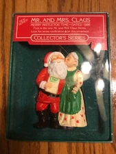 Hallmark Ornament Collector ‘s Series Mr. And Mrs Claus Merry Mistletoe Time-NEW