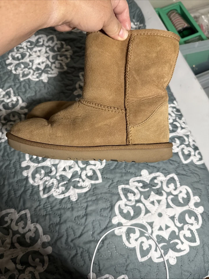 Bota UGG Classic II para niños - gamuza castaño, talla 4 EE. UU. 1017703K usada en excelente estado Foto 3 de 4