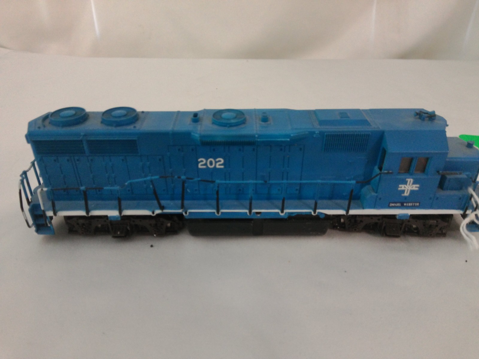 Atlas HO Scale EMD GP38-2 Diesel Locomotive DC Boston and Maine #202 thumbnail 3