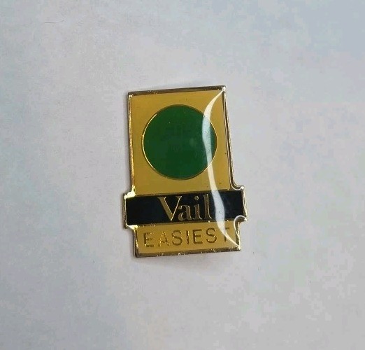 VAIL Skiing Ski Pin Badge COLORADO Resort Souvenir Travel Lapel