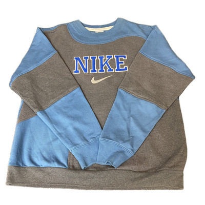 Nike Reworked Sweatshirt Herren M blau grau bestickt Spruch Logo Vintage Y2K