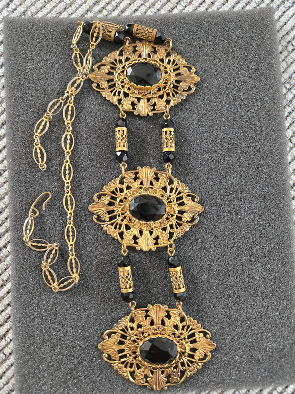 Vintage Elegant Gold Tone Art Deco Detailed Filigree Necklace w Black Stones