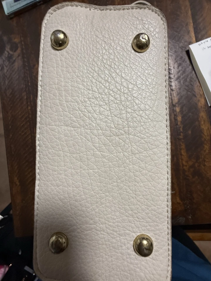 Bandolera de cuero blanco con herrajes dorados Foto 4 de 4