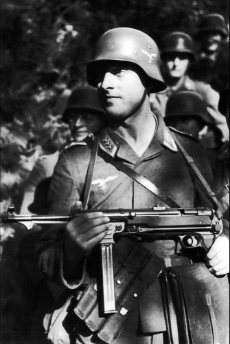 WW2 - 15x20 photo - German aviator with a PM Schmeisser MP 40