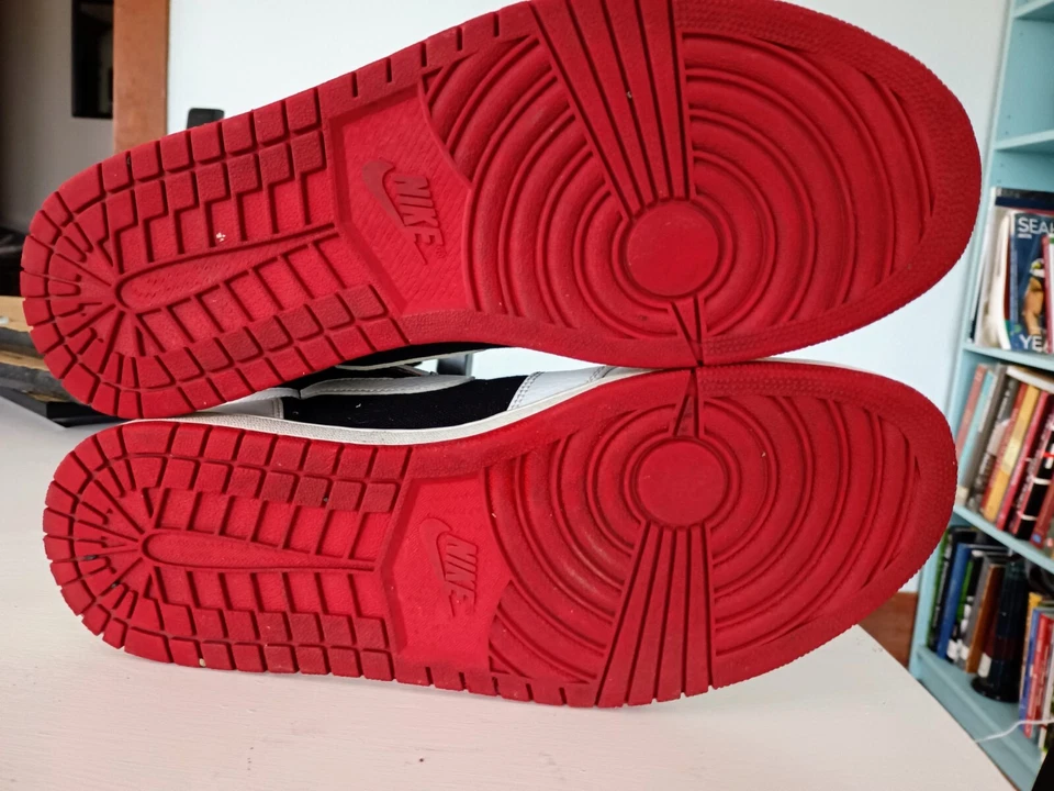 Talla 11 - Jordan 1 Correa Alta Blanco Negro Rojo Universitario Foto 2 de 4