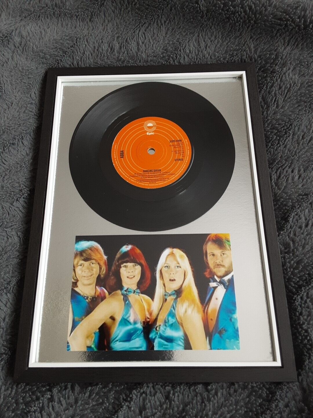 1976 ABBA DANCING QUEEN 7" VINYL RECORD PLUS 6" X 4"  BAND PHOTO FRAMED