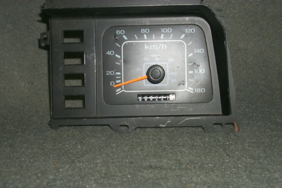 Velocímetro métrico 180 KMH 1984 1985 1986 1987 Ford Escort/Mercury Lynx LN7/EXP - Imagem 2 de 4