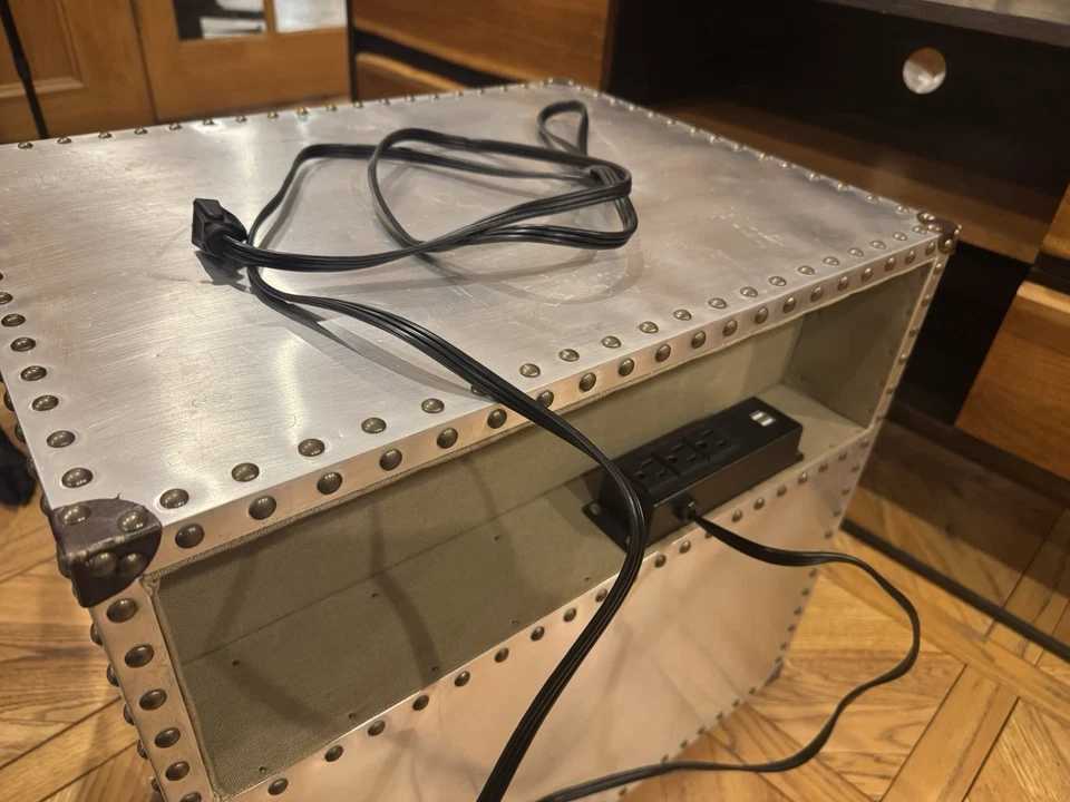 Mesita de noche rectangular Annessia en aluminio con base eléctrica y ruedas Foto 2 de 4