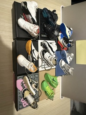 3D mini Sneaker Keychain (Random side & style)