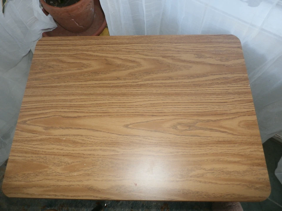 Escritorio Virco Estudiante Laminado ROBLE TAPA con Patas AJUSTABLES + Caja de Libros Foto 3 de 4