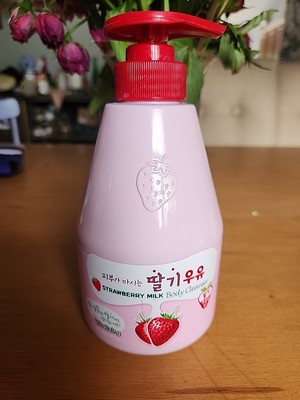 Kwailnara Welcos Korean Strawberry Milk Body Cleanser 560g / 19.7 Oz NEW