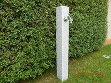 Wasserzapfs&auml;ule aus Granit Au&szlig;enwasserhahn  Zapfstelle Palisade Stele NEU