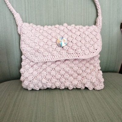 Häkeltasche weiß mit Swarovski Schmuckknopf