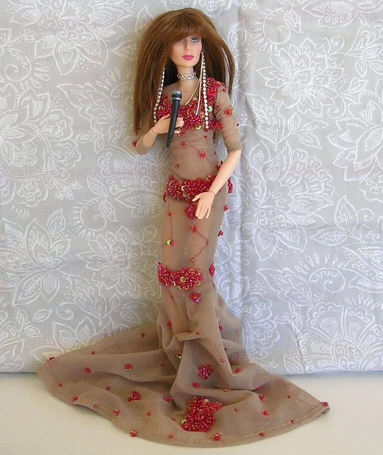 CHER COLECCIÓN CONCIERTO HÍBRIDA Barbie CUERPO TOTALMENTE ARTICULADO - ROPA HECHA A MANO Foto 2 de 4