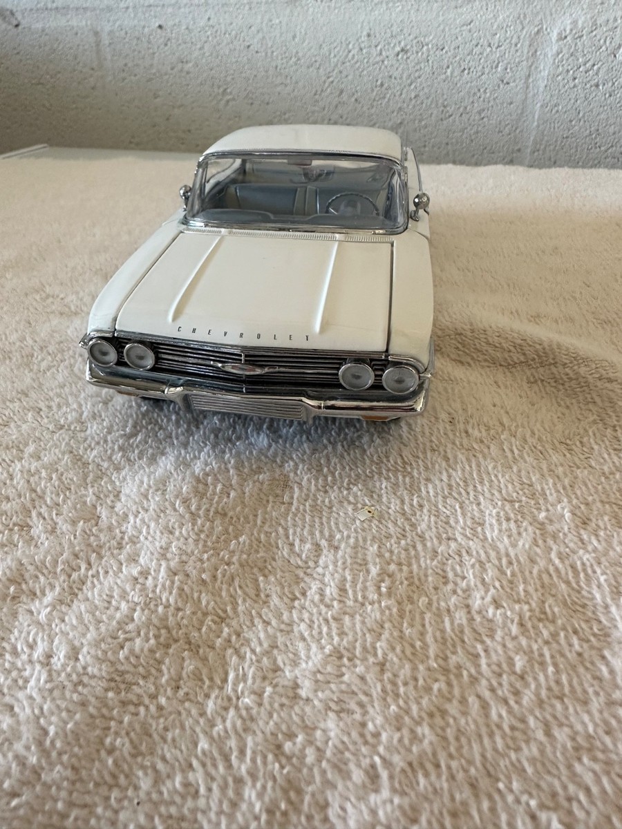 Vintage 1960 Chevrolet Impala White Coupe 1/24 scale diecast by