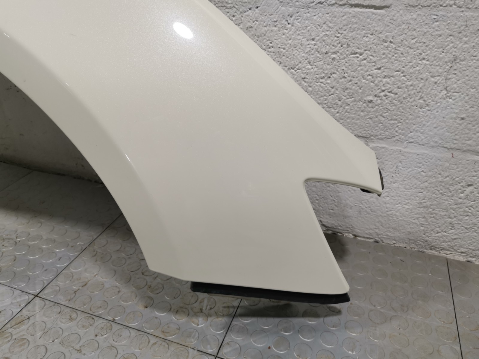 Maserati Ghibli RWD 3.0 2015 Front Right Passenger Side White Color Fender OEM