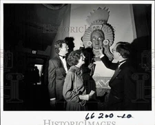 1986 Press Photo Chris Citron and men admire sculpture at Mayan Theater opening