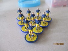 Subbuteo 9 pantaloncini e base gialli riverniciati blu Walkers e 1 OHW senza custode