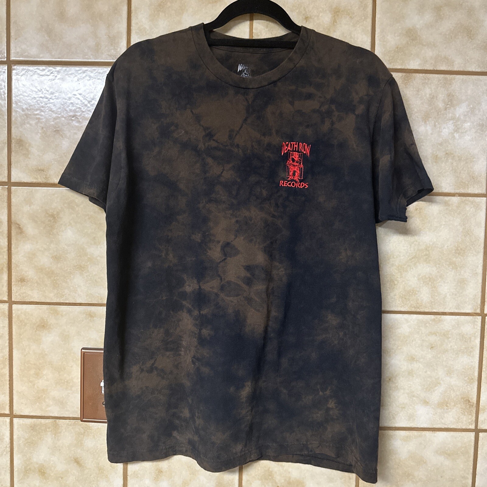 FILA T shirt Death Row Records ricamata color candeggina circonferenza petto 19” lunghezza 28”