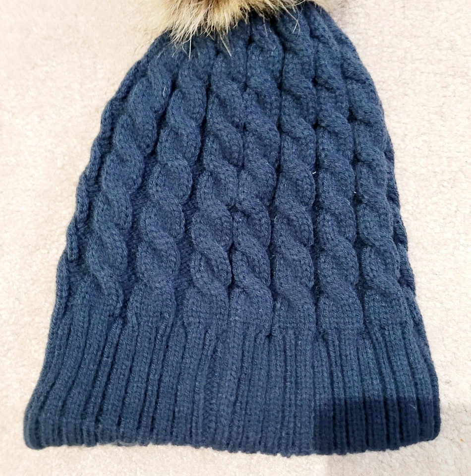 Gorro tejido cable con piel sintética Pom Scala marca Foto 3 de 4