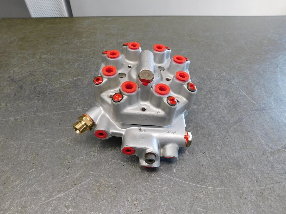 DISTRIBUIDOR DE COMBUSTIBLE ROLLS ROYCE SILVER SPUR - REMAN DE SERVICIO DE RECONSTRUCCIÓN - 0438100090   Foto 2 de 4