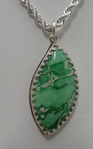 TANTALIZING HANDCRAFTED VARISCITE PENDANT SET IN STERLING SILVER+STERLING CHAIN