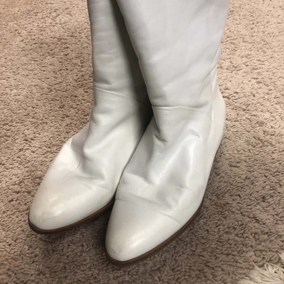 Charles Jourdan Made in Italy Low heel ￼Size 7 12 White Boots With real fur trim Foto 2 de 4