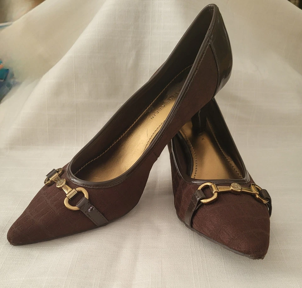 Zapatos de salón Anne Klein Drury de tela marrón charol 8/8,5 hebilla dorada  Foto 2 de 4