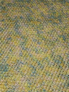 Manta bebé ganchillo multicolor 41" X 32" azul blanco amarillo verde género neutro