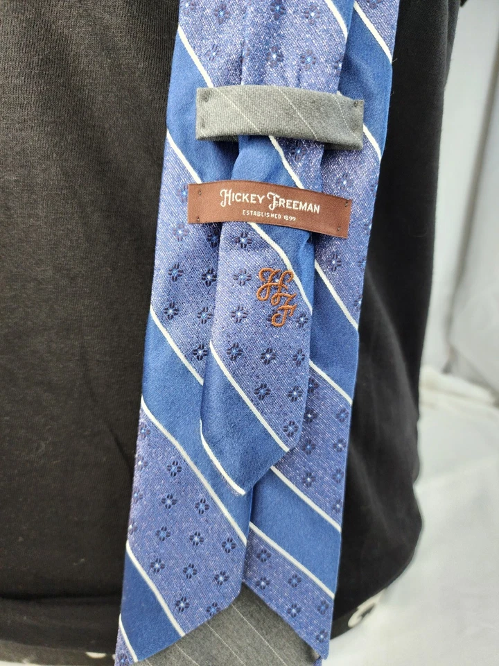 Corbata Hickey Freeman Cuello Azul Dorado Rayas 100% Seda EE. UU. Oficina Profesional Lux Foto 4 de 4