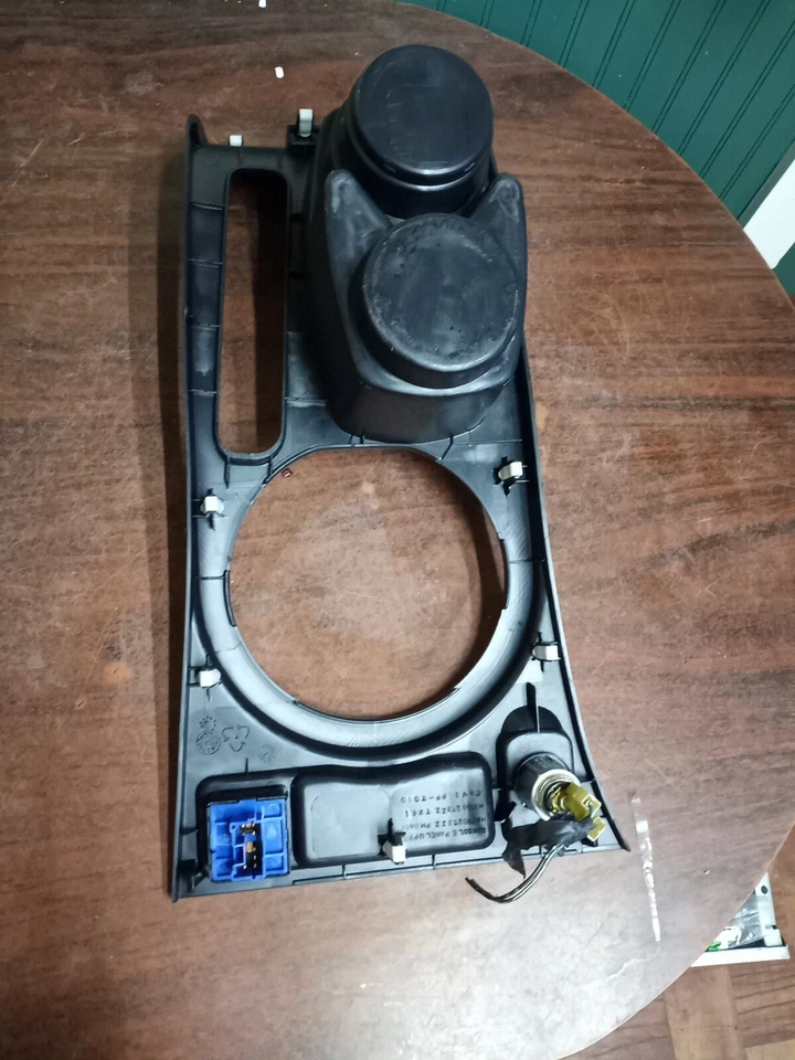 2006 三菱 GALANT GEAR SHIFTER CUP HOLDER CENTER BEZEL TRIM~B85 — 第 4/4 张图片