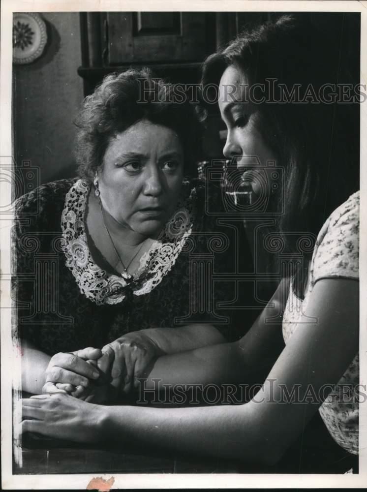 Photo Georgette Anys & Leslie Caron In "fanny" In Marseilles