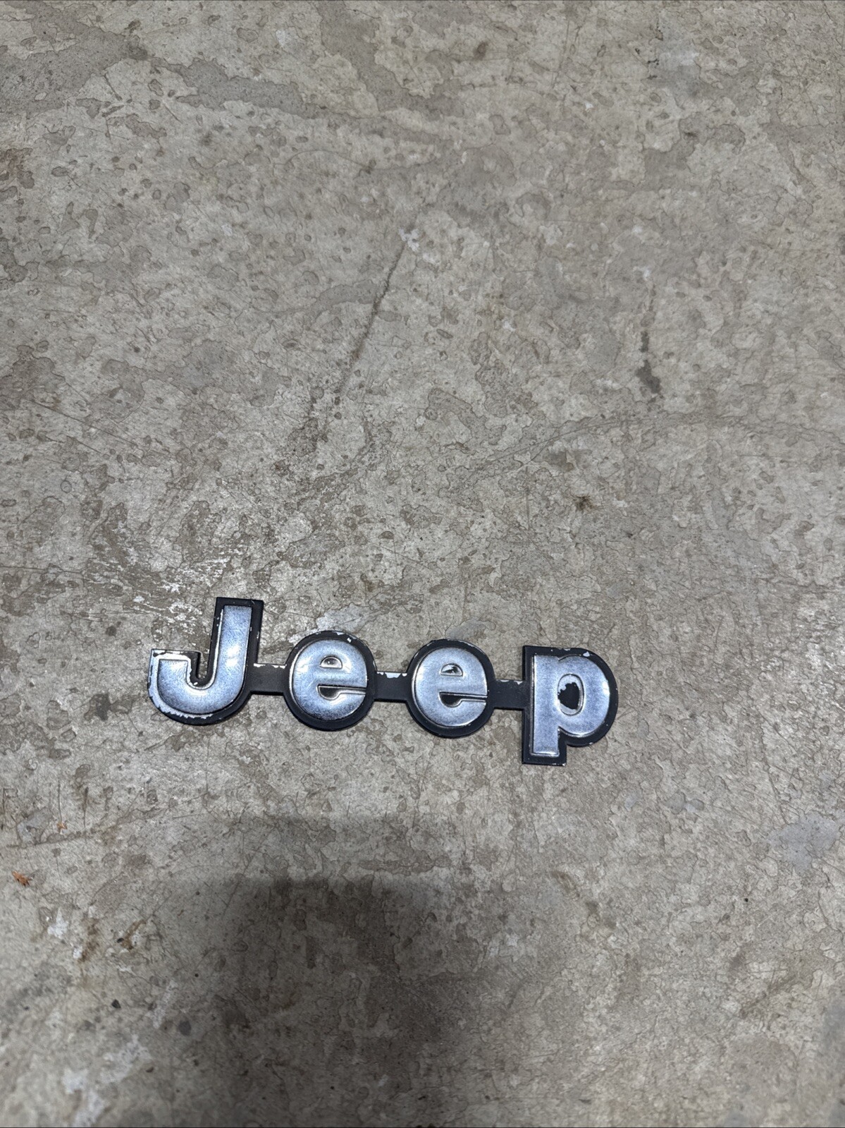 Jeep Cherokee XJ 84-96 Rear Hatch Tailgate JEEP Emblem OEM (TC87)