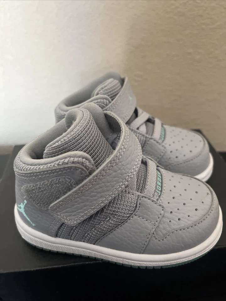 Zapatos de baloncesto Nike Air Jordan 1 Flight 4 Prem BT para niños pequeños 5C gris 828244-041 Foto 4 de 4