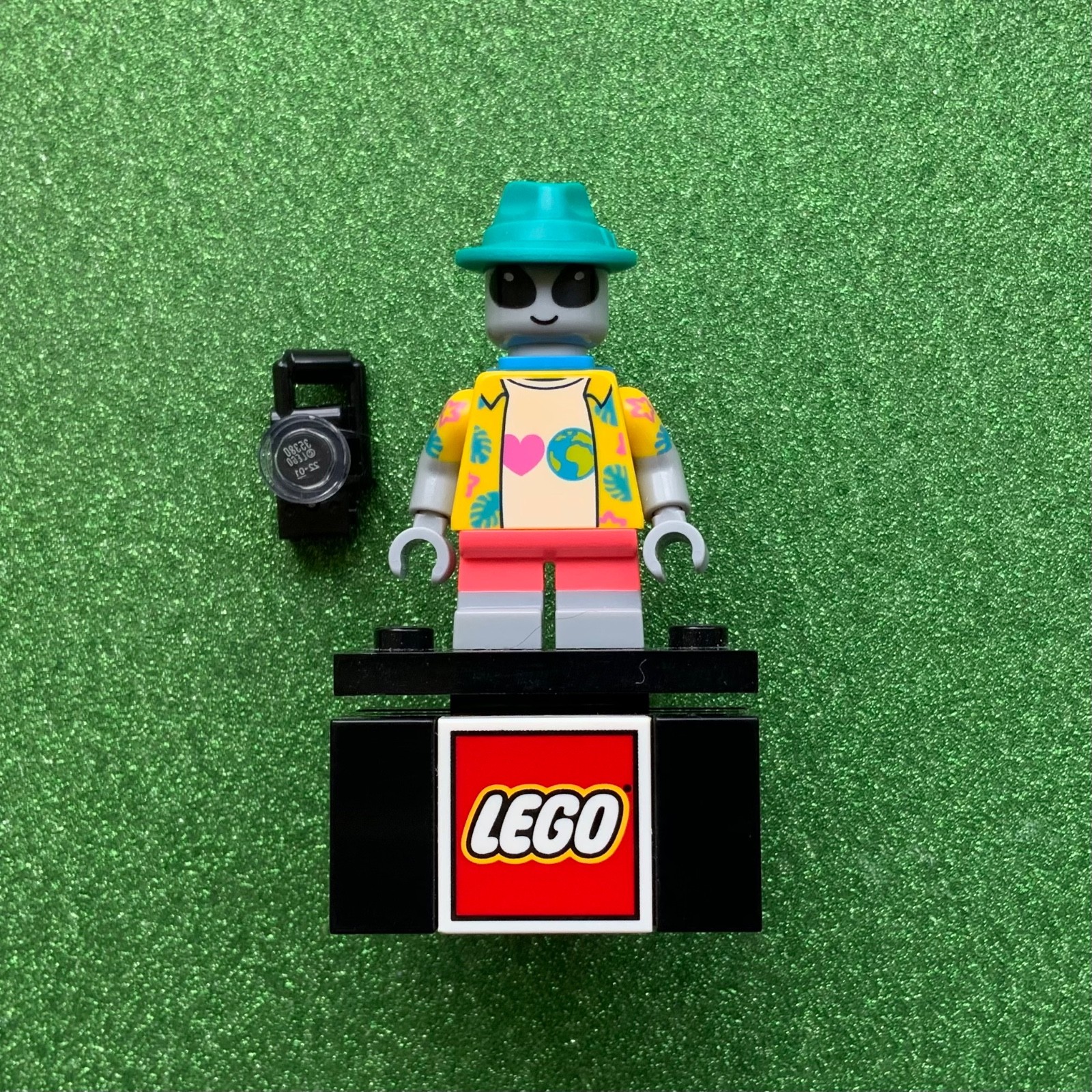 Genuine Lego Alien Tourist Minifigure (CMF - Used - Series 26 - COL438)