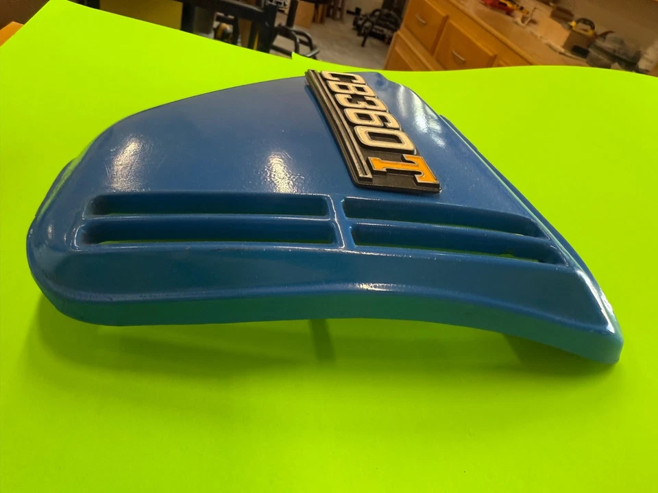 1975 honda cb360t OEM Right side cover w/ emblem - Image 4 of 4