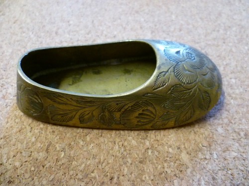2 x INDIAN CLOISONNE BRASS SLIPPER SHAPED ASH TRAYS. INDIAN MINI BRASS SLIPPERS - Bild 2 von 7