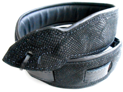 In Großbritannien hergestellt geprägter schwarzer Python Deluxe gepolsterter 2,75'' Echtleder-Gitarrengurt