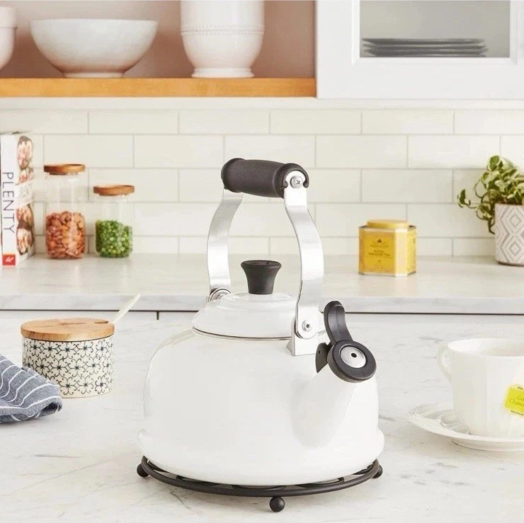 Nueva tetera Le Creuset Whistling 1,7 cuartos de galón esmalte blanco sobre silbato fijo de acero Foto 2 de 4