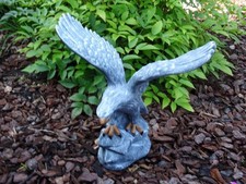 Steinfigur Tierfigur Adler Anthrazit Weiß patiniert Falke Vogel