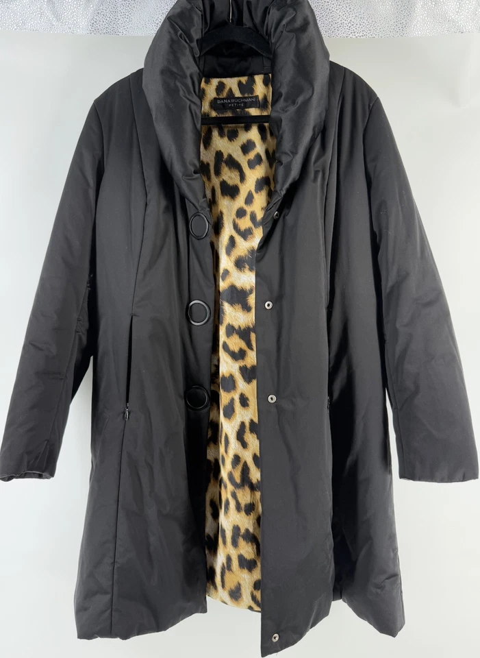 Abrigo largo acolchado negro Dana Buchman Petite LP forro de leopardo a presión bolsillo con cremallera Foto 3 de 4