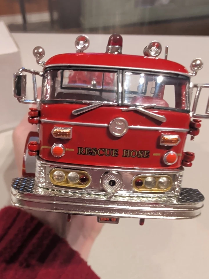 1960 Mack C Fire Pumper North Tarrytown Rescue Hose E1 1:50 by Signature Models - Image 4 of 4