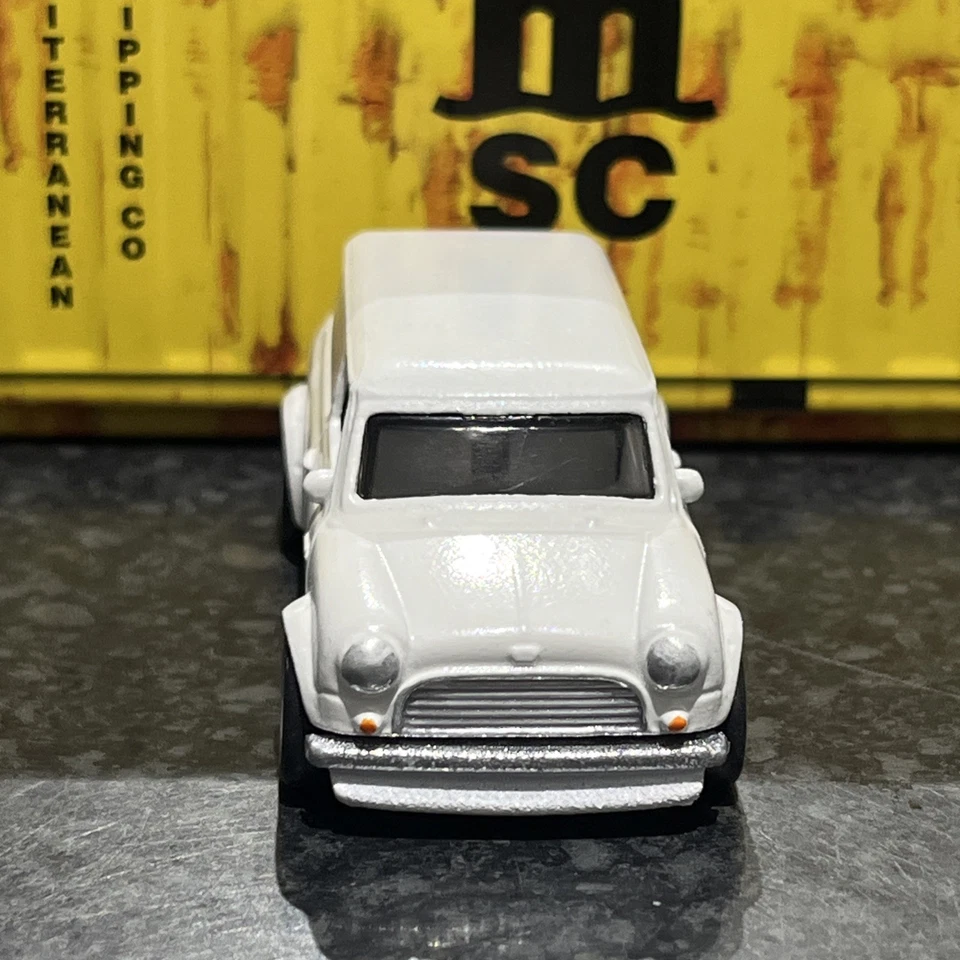 Mini van Hot Wheels Austin personalizada com pilotos reais - Imagem 3 de 4