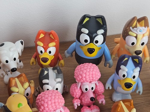 Bluey Toy Figurines bundle with some accessories rare x22 - Picture 9 of 12