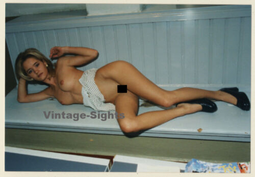 Slim Blonde Nude Lingers On Wood Bench (Vintage Photo ~1990s) - Imagen 1 de 1
