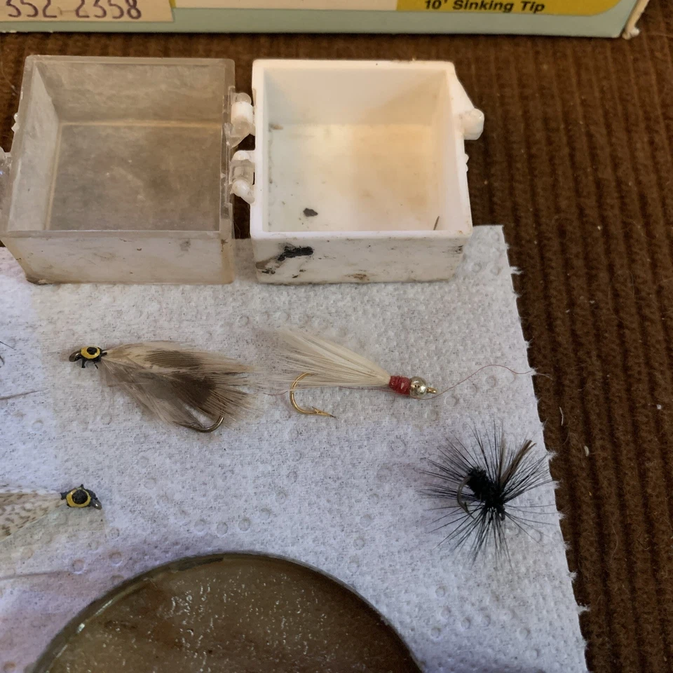 Lote de señuelos de pesca con mosca antiguos y nuevos vintage, línea, limpiador Foto 3 de 4