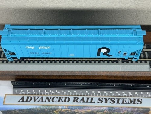 ROCK ISLAND - ROCK BLUE RIB SIDE COVERED 4750cu 3 BAY HOPPER CAR HO Scale NEW - Picture 9 of 13