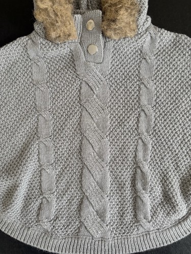 Little Lass Mädchen grau Poncho Wickel Schal Pullover Zopfmuster Kunstfell Kapuze Gr. 2T - Bild 2 von 6