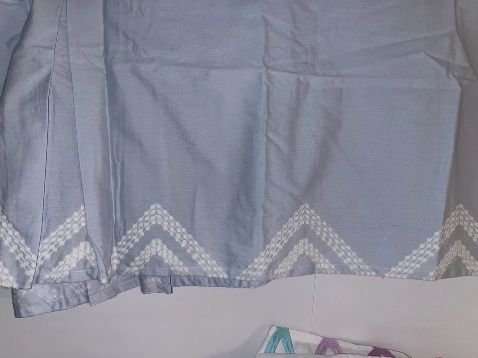 Falda Pottery Barn Niños Azul Blanco Bordada Cuna Bebé Cama Foto 2 de 4